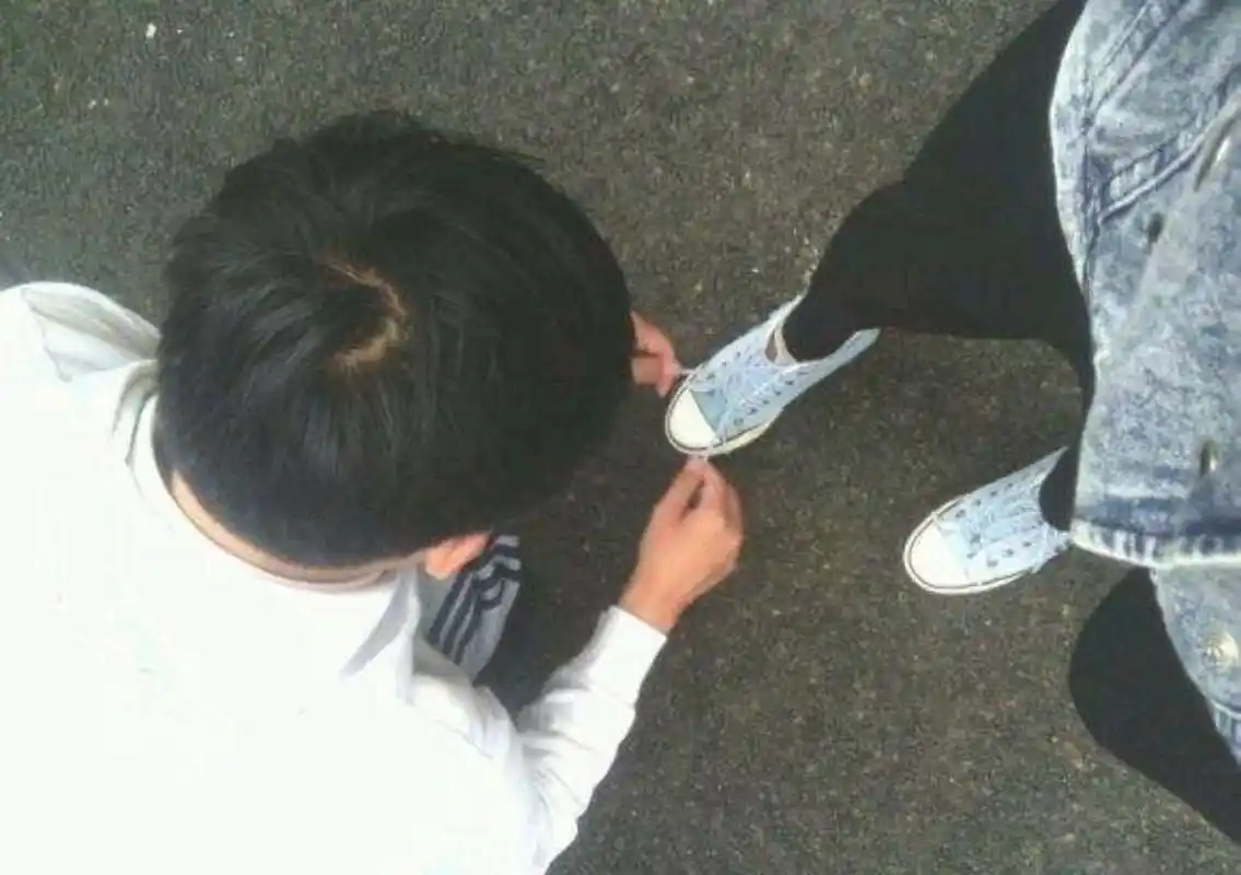 男生帮女生系鞋带,心里有什么波动?