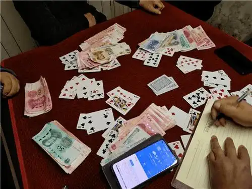 饭后来到该小店用麻将牌打"小花"赌博,四人规定轮流坐庄,每张花五块钱