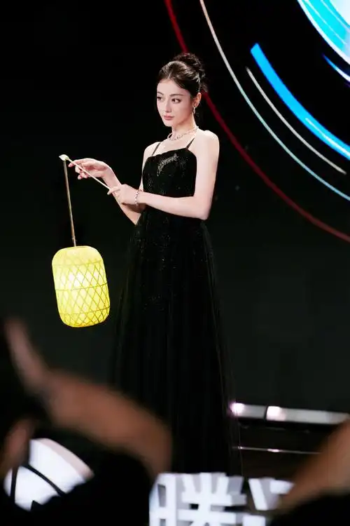 迪丽热巴 黑色礼服 气场全开