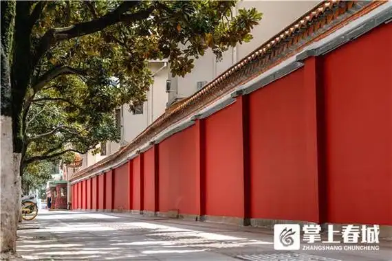 震庄宾馆"美颜"了!200米红墙琉璃瓦"红火"出圈