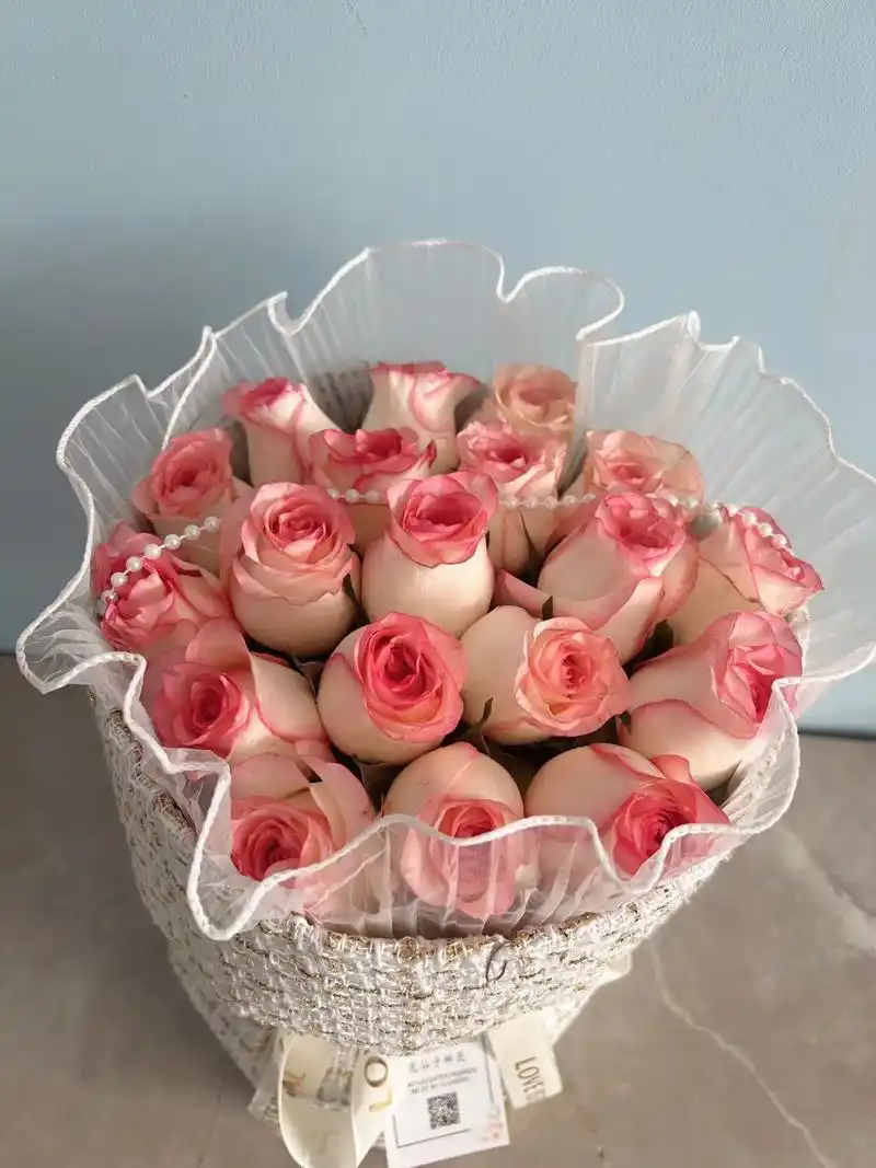 喜欢收到的玫瑰花,更喜欢送花的你.#一束花的仪式感 #花与生 - 抖音