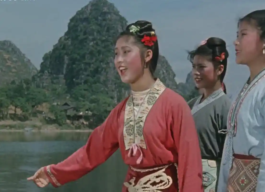 彩调电影《刘三姐》:黄蜂歇在乌龟背,你敢伸头我敢锥!对歌