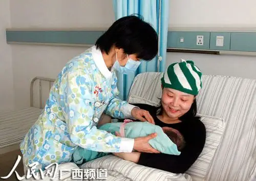 图为护士将刚出生的宝宝送到妈妈怀里. 杨璐溦 摄