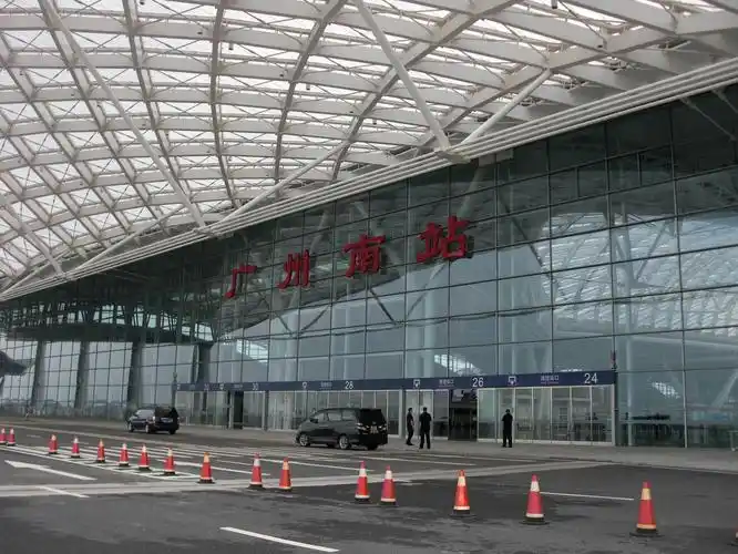 早上7点35分的动车,从桂林北站出发,约三个小时到达广州南站.