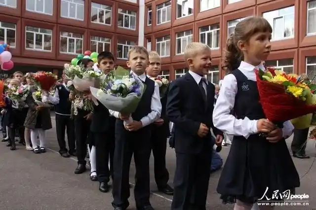 实拍俄罗斯中小学开学典礼(组图)