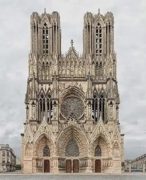 哥特式教堂上帝说要有光