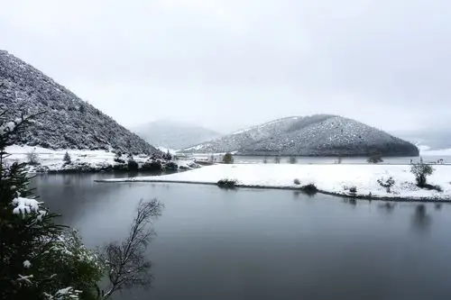 香格里拉普达措的五月雪景