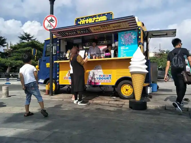 再遇风景线上的冰淇淋饮品车