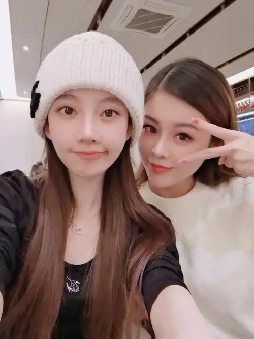 冯提莫现实生活中模样大不一样素人合照一秒破功