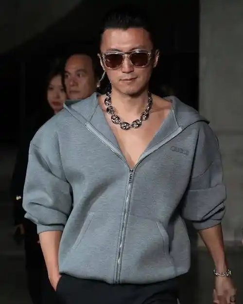 伦敦这一夜,小鲜肉的"美"不再吃香,却被"黑皮"的谢霆锋惊艳