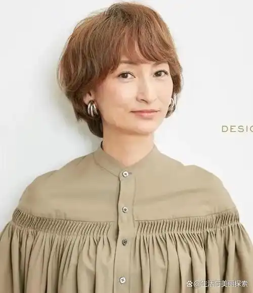 50岁女人尽量少留长发,烫小卷,流行的这3种发型,特洋气还减龄