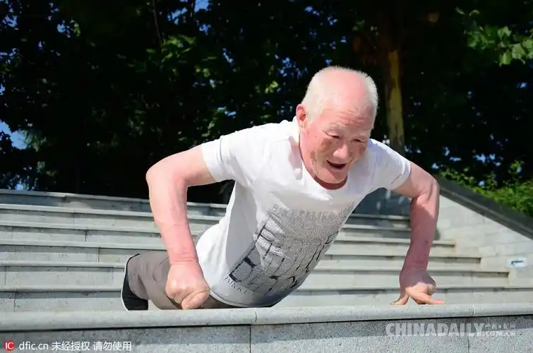 河南许昌79岁老农二指禅俯卧撑 "十八般武艺"秒杀小伙