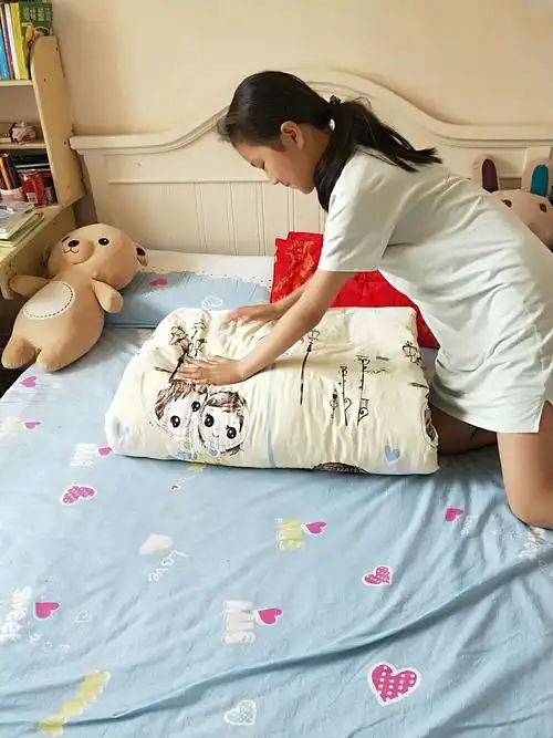 早上起床,首先叠被子
