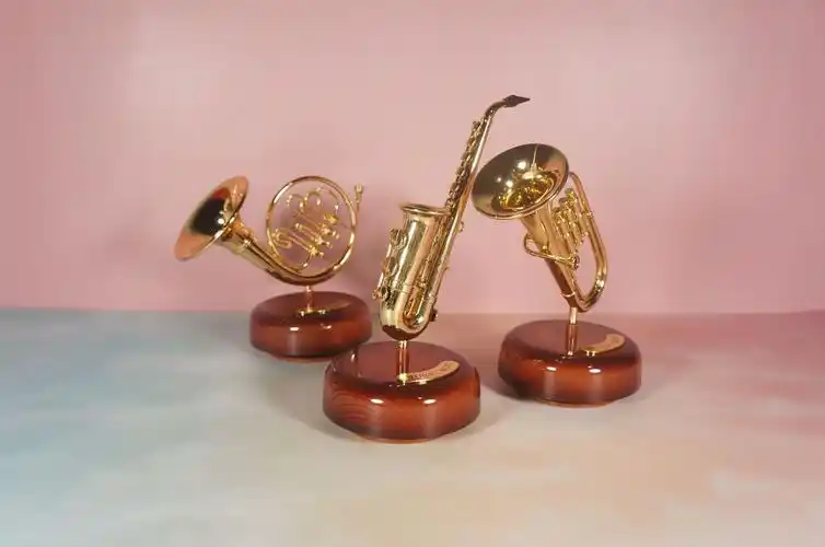 新品乐器八音转音乐盒创意摆饰萨克斯小号圆号乐器上链发条八音盒