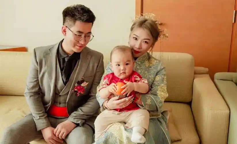 我和我老公认识九年知道对方知道长什么样子但是没见过,后来非常意外