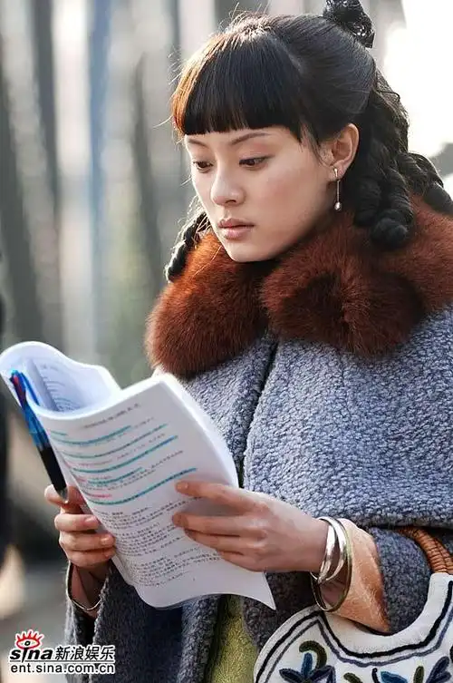 图文:《新上海滩》上海探班-孙俪研读剧本