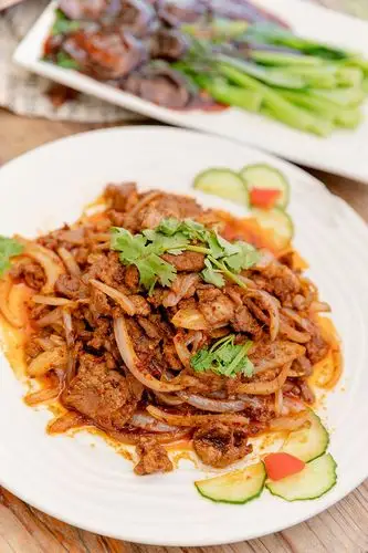 在源和堂浪漫的玻璃花房里,吃大盘鸡 孜然炒烤肉 .