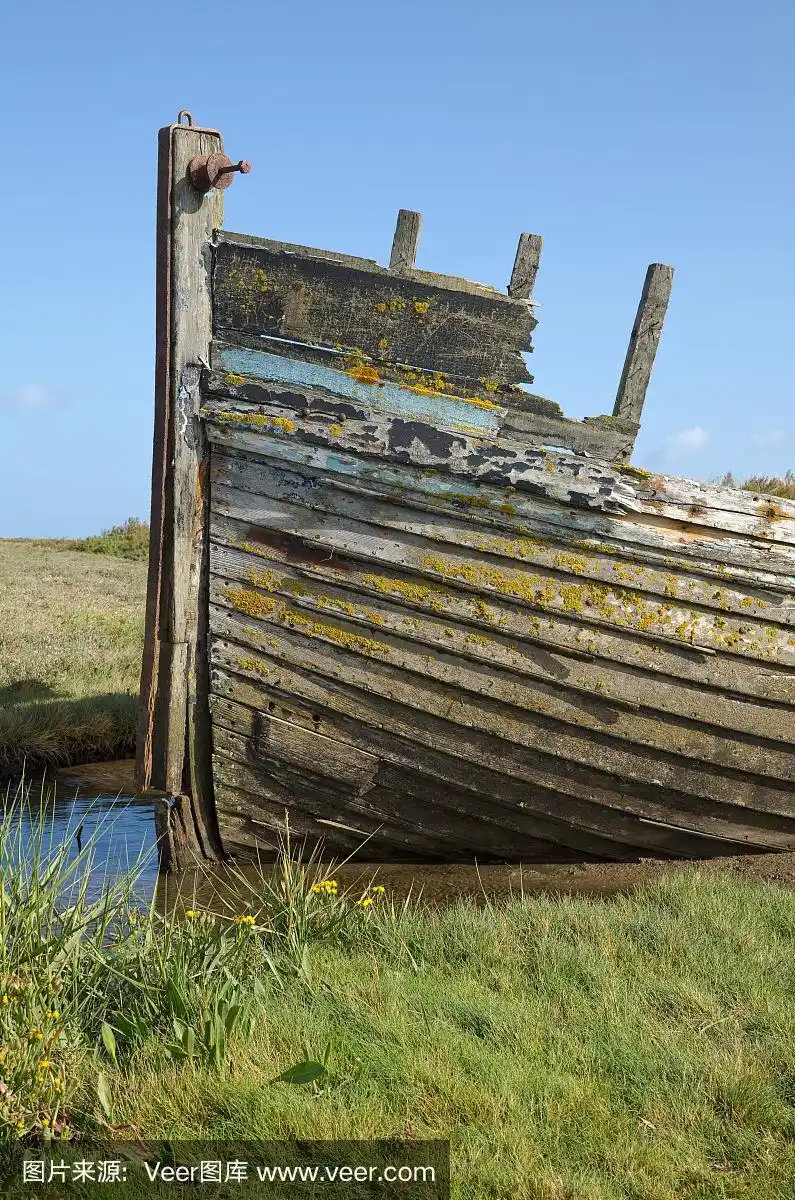 前面的旧废弃船.