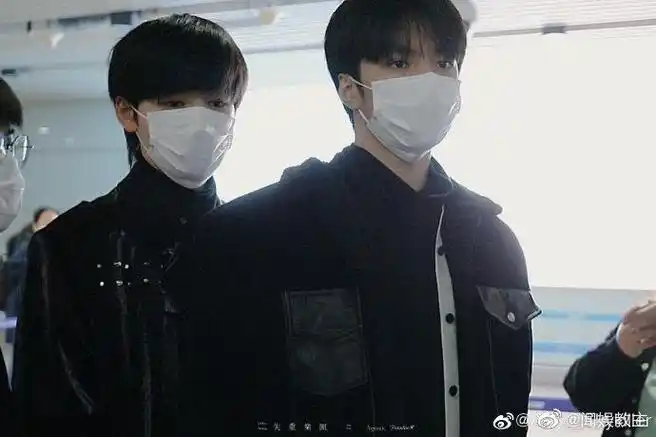 宋亚轩刘耀文西宁饭拍allblack酷帅超模出街