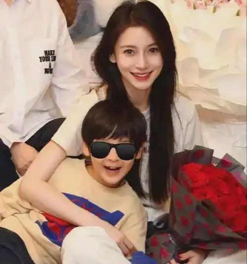 杨颖没整容父母罕见露面颜值超高小海绵正脸曝光也很帅气