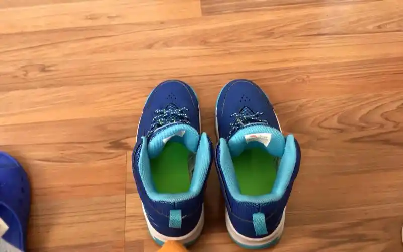 【运动鞋视频】穿脱运动鞋 踩水玩