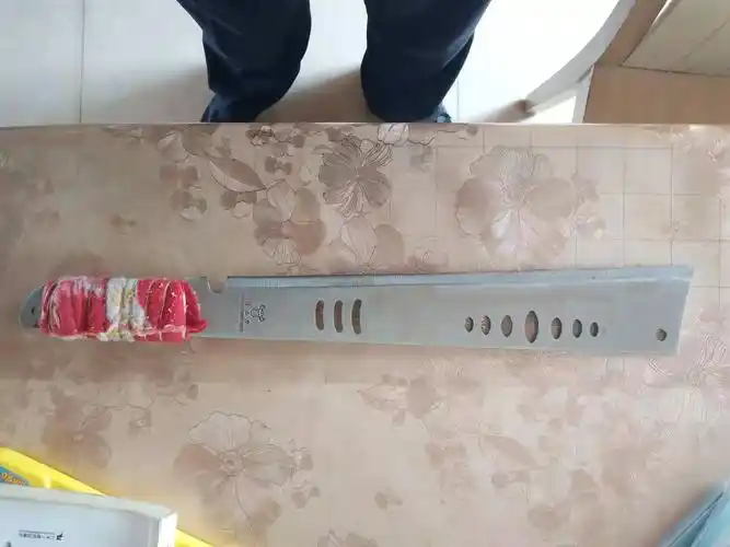 长航武汉公安白浒山水上检查站民警查获一把管制刀具