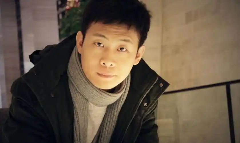 张译穿着朴素应酬酒局,被敬酒弯腰低头端杯,豪华包间礼盒抢镜