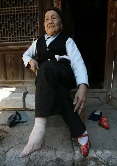 实拍三寸金莲裹脚缠足全过程图