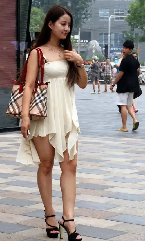 广州街拍时尚的裙子搭配呈现性感过性的你