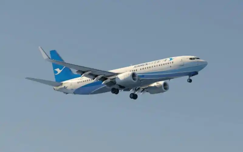 骄阳似火 厦门航空737-800降落深圳宝安国际机场