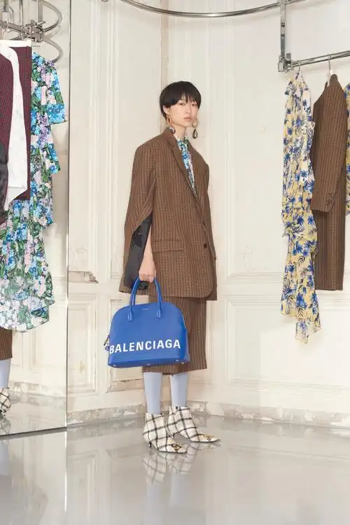 以经典情怀为引领,balenciaga 呈现服装叠穿的极富表现力
