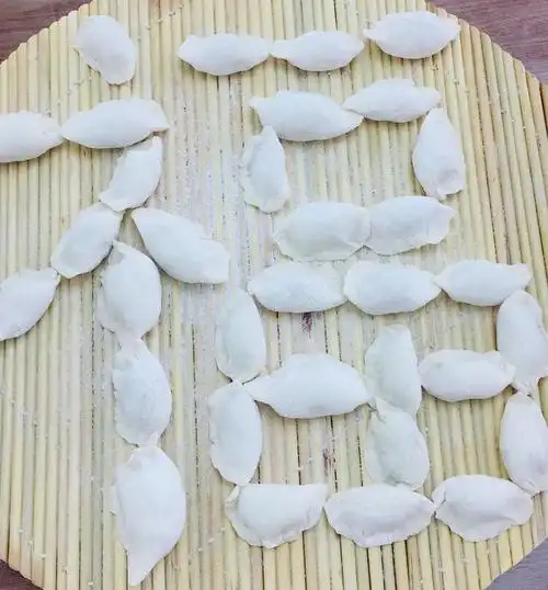 用饺子摆成的"福"字,年年有福,福星高照.