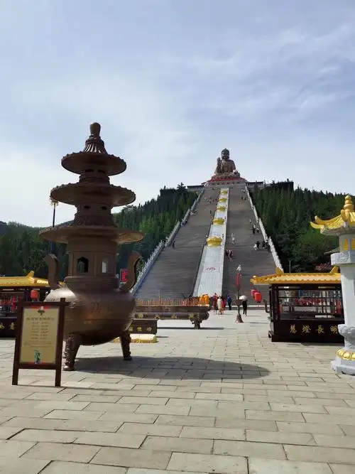 山东烟台龙口南山大佛景区,有360亇台阶,寓示天园360度.