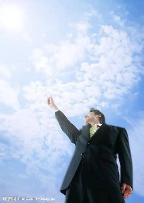 求几张仰望天空的男生图片