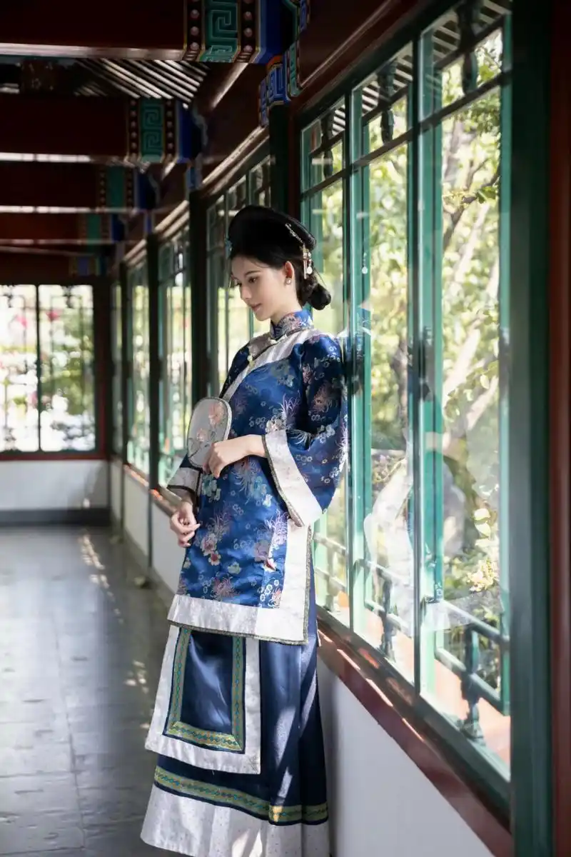 满族传统服饰的现代美