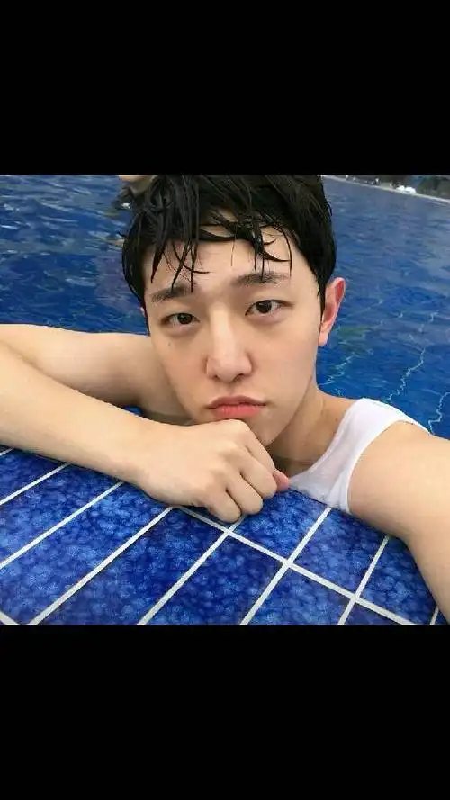 艾玛啊我就想问问这个男的是不是网图? 或是哪个明星或网红?