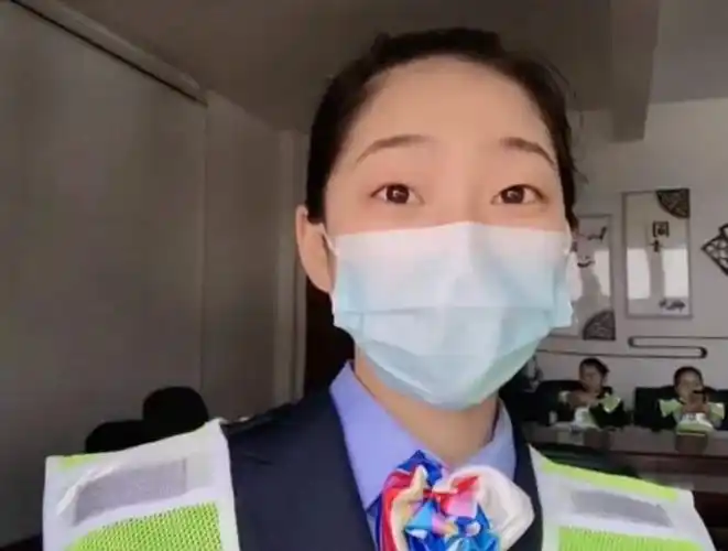 浙江一高速收费站小姐姐,对货车司机满脸微笑甜美劝返,火遍全网-山东