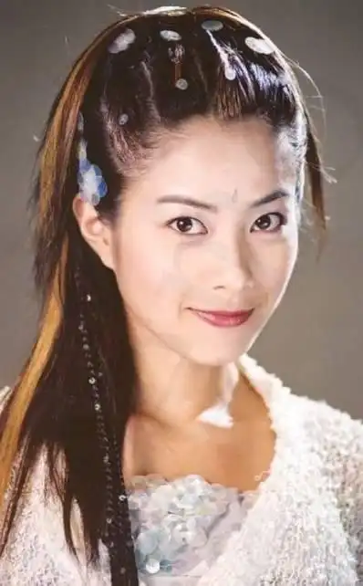 徐怀钰在2000年也演过戏,她在《天地传说之鱼美人》饰演"鲤鱼精"小莲