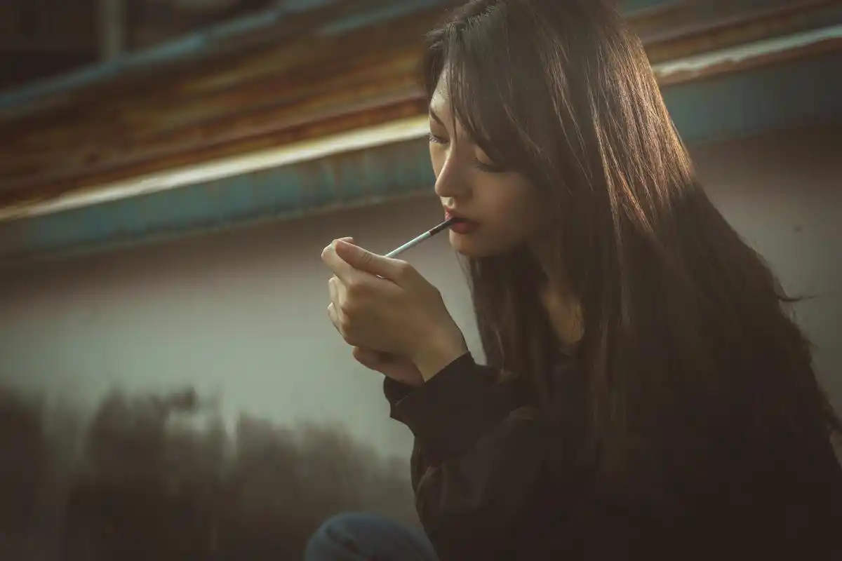 抽烟的女孩也很酷