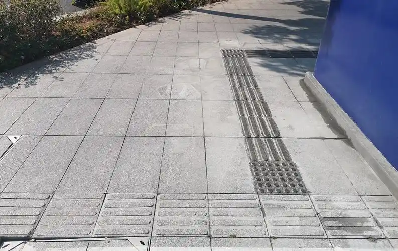 罗湖应用新型盲道打造无障碍出行新体验