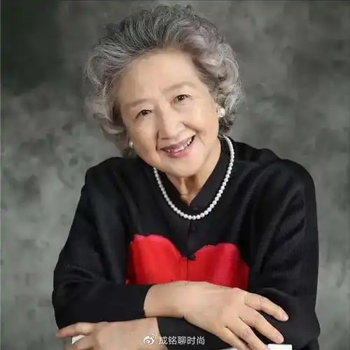 这才是老年人最美的发型,蓬松卷发知性优雅,花白发更显成熟魅力