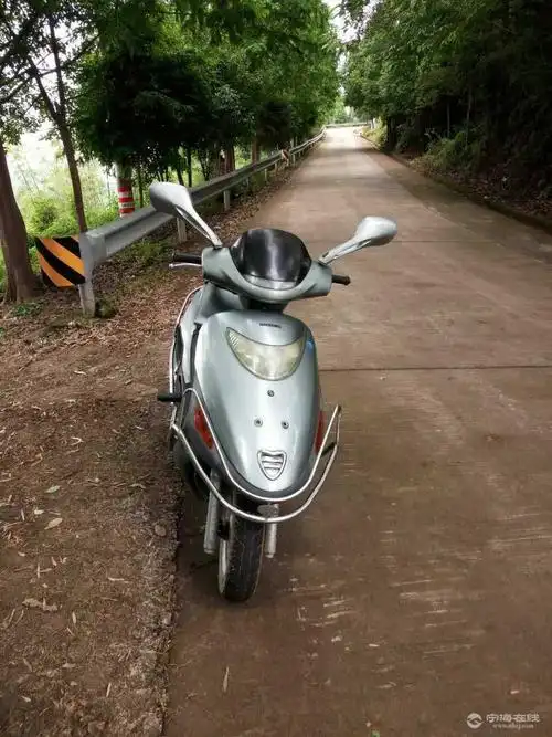 七成新铃木福星125踏板车