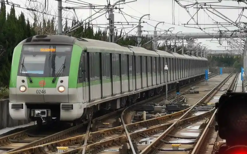 (灵毓拍摄的轨道交通视频)上海地铁二号线的三种列车在浦东国际机场