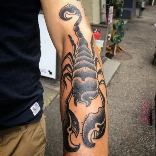 男生手臂上黑色点刺简单线条蝎子纹身图案