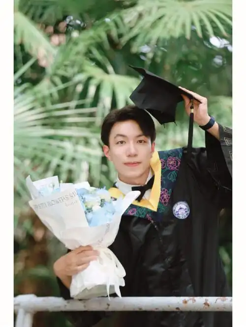 武汉大学毕业照单人照