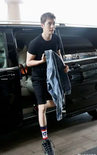 陈伟霆红黄蓝靛紫的长筒袜,时髦又好看～@william威廉陈伟霆