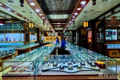 位于乌鲁木齐市五一路上的"汇华玉器鸿福精品店"
