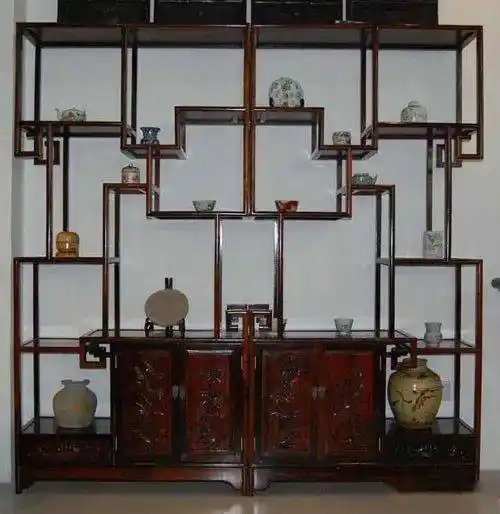 在现代中式家装中,博古架同样占据了不