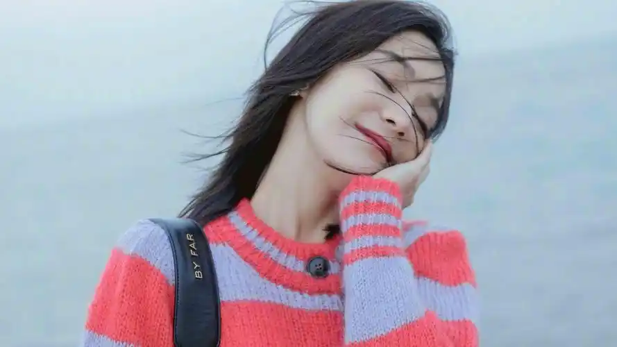 袁姗姗秋日海边元气写真