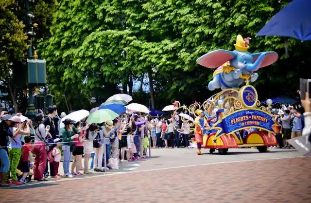 游乐园和景区,究竟是啥魅力,让游客心甘情愿地排长队?